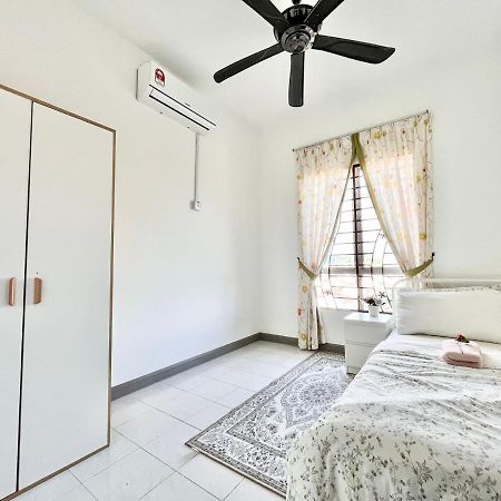 Tropika Homestay Bangi With 3 Bedrooms Каджанг Экстерьер фото