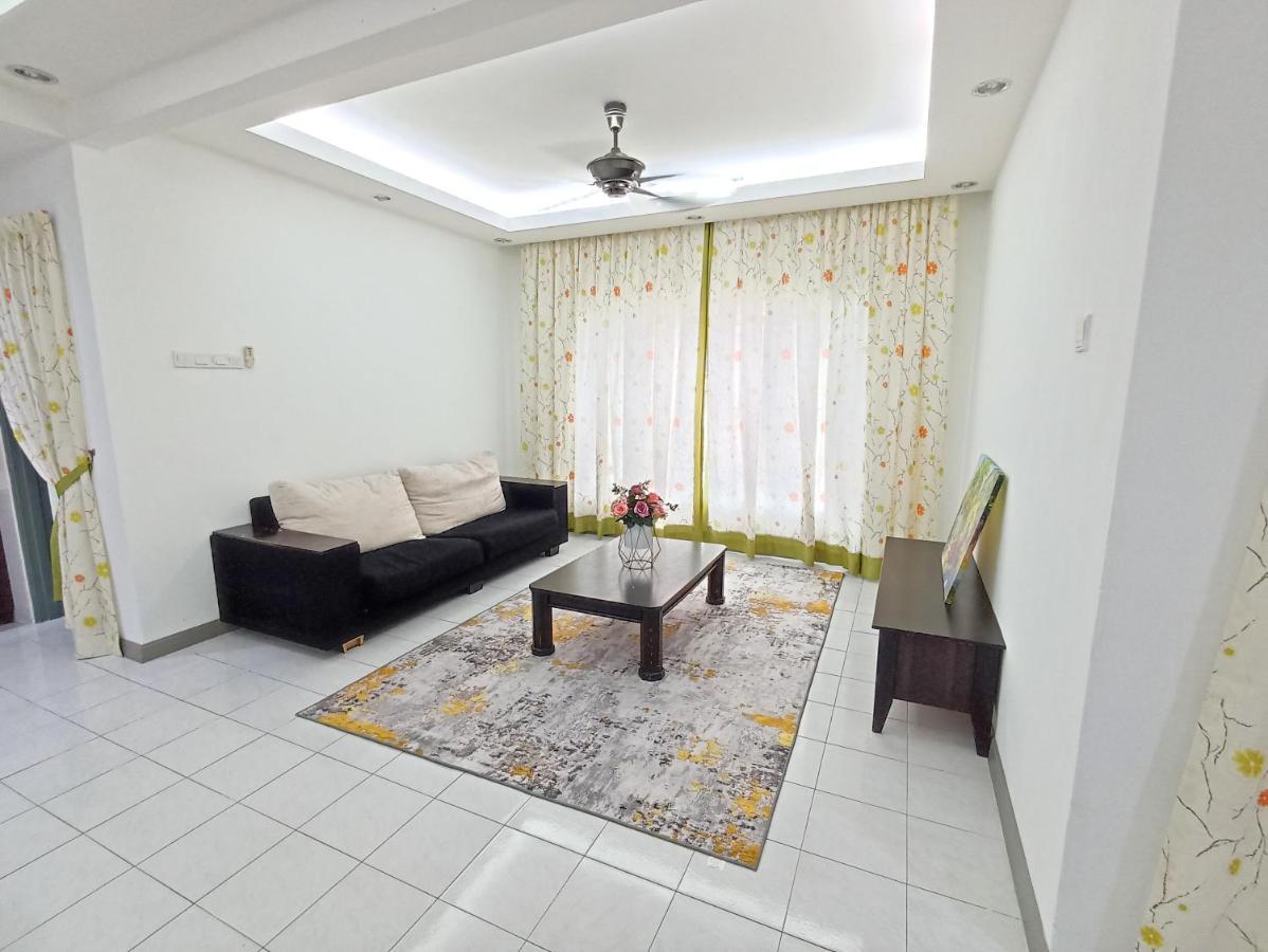 Tropika Homestay Bangi With 3 Bedrooms Каджанг Экстерьер фото