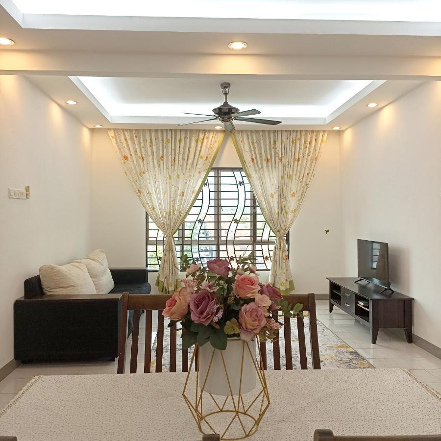 Tropika Homestay Bangi With 3 Bedrooms Каджанг Экстерьер фото