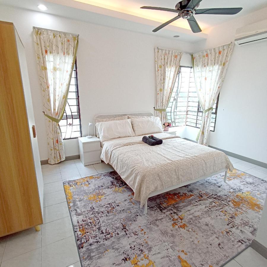 Tropika Homestay Bangi With 3 Bedrooms Каджанг Экстерьер фото
