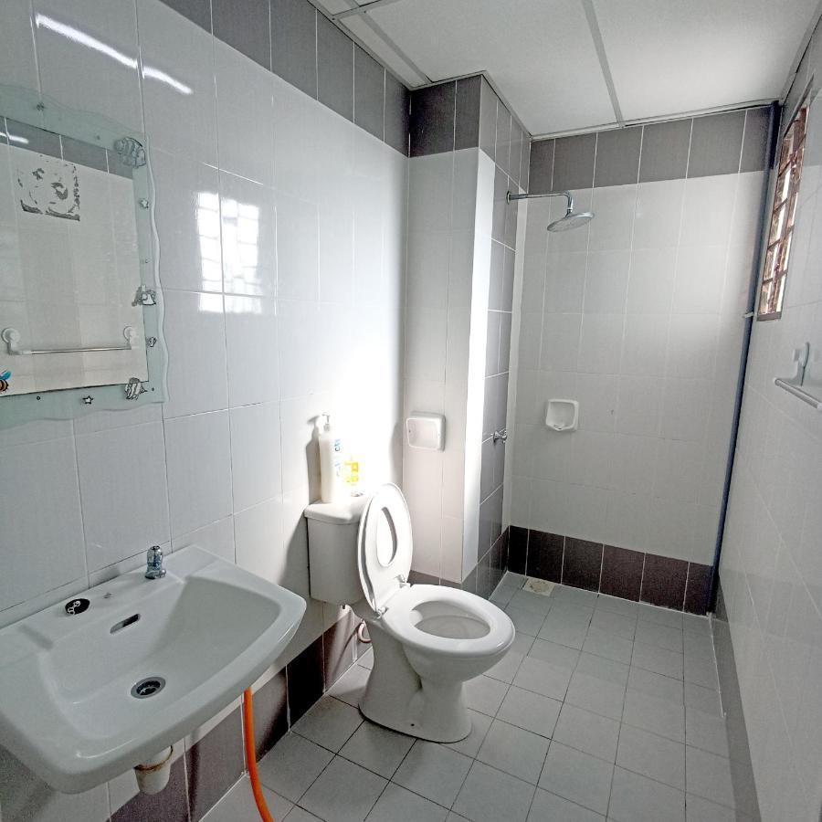 Tropika Homestay Bangi With 3 Bedrooms Каджанг Экстерьер фото