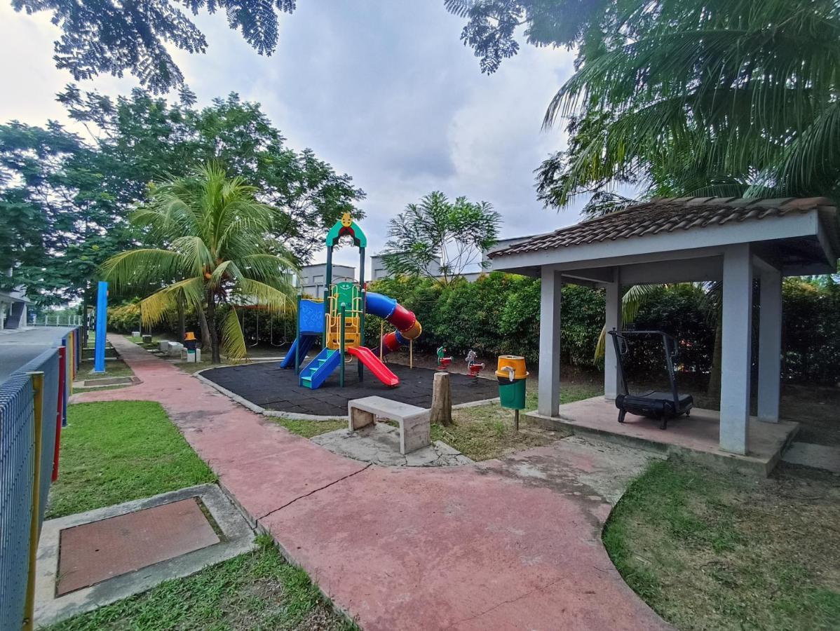 Tropika Homestay Bangi With 3 Bedrooms Каджанг Экстерьер фото
