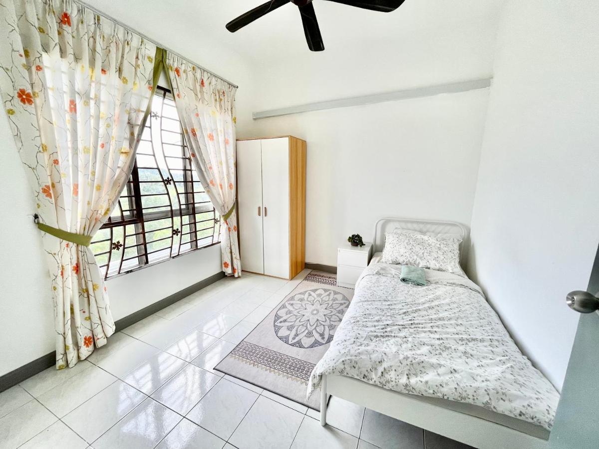 Tropika Homestay Bangi With 3 Bedrooms Каджанг Экстерьер фото