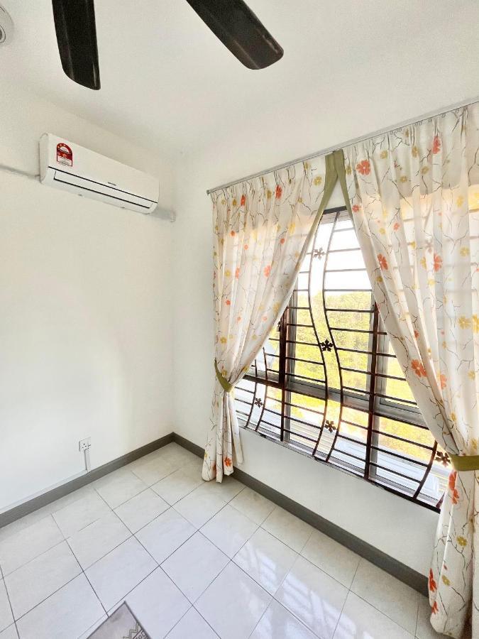 Tropika Homestay Bangi With 3 Bedrooms Каджанг Экстерьер фото