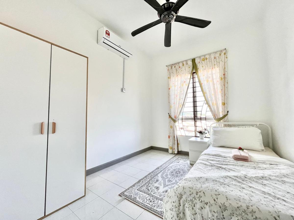 Tropika Homestay Bangi With 3 Bedrooms Каджанг Экстерьер фото